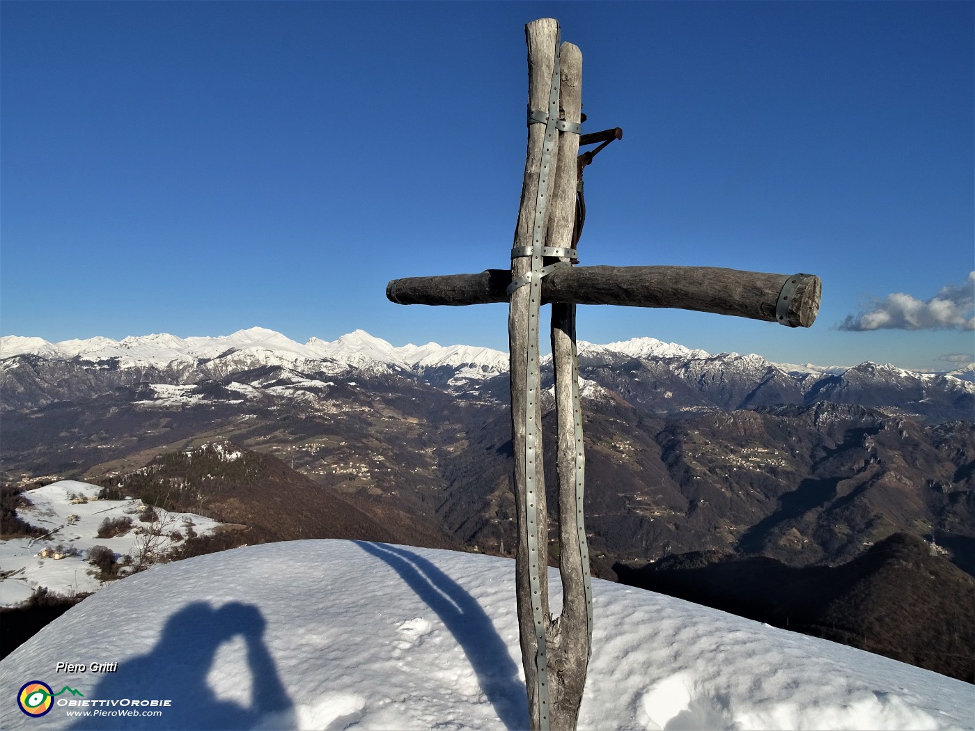 58 Alla croce del Castel Regina (1388 m).JPG
